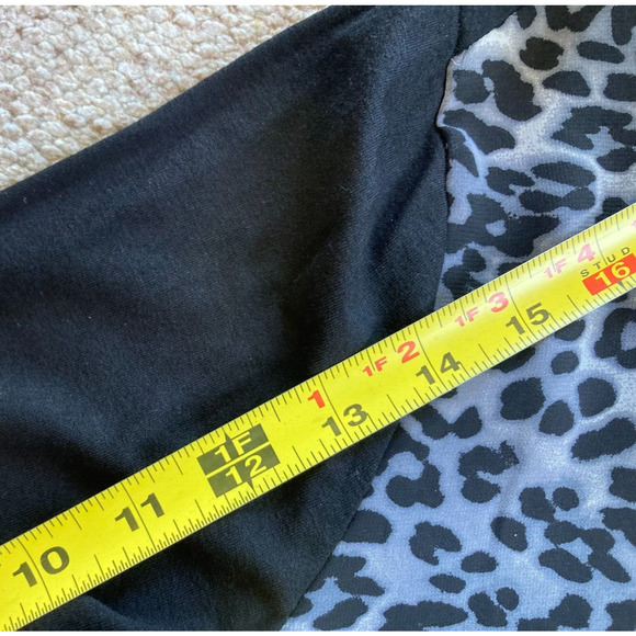 Womens Sz Medium VINCE CAMUTO Leopard Print Quarter Zip‎ Top Blouse 3/4 Sleeve - Picture 9 of 10